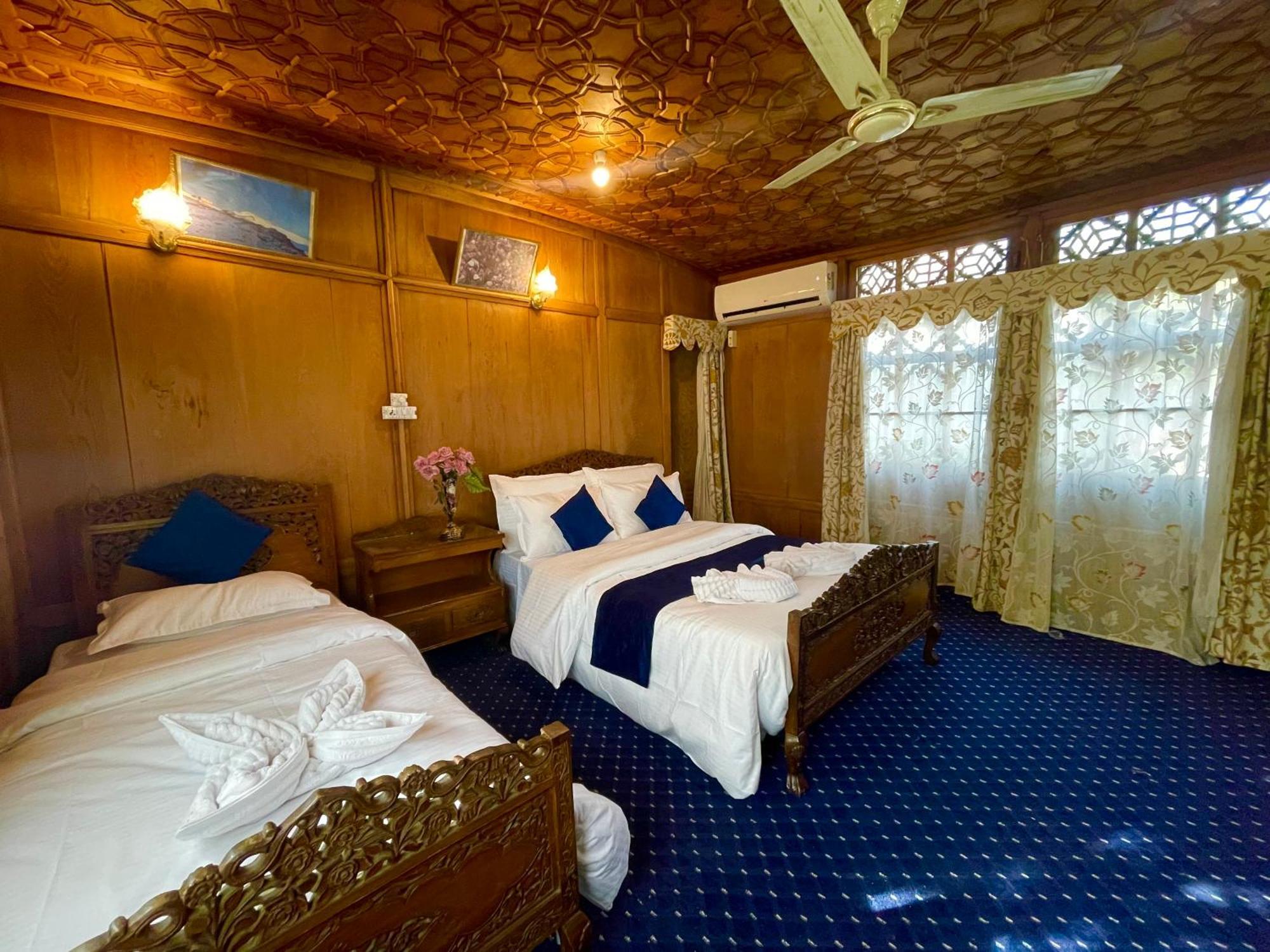 New Sea Palace Houseboats Srinagar  Exterior photo
