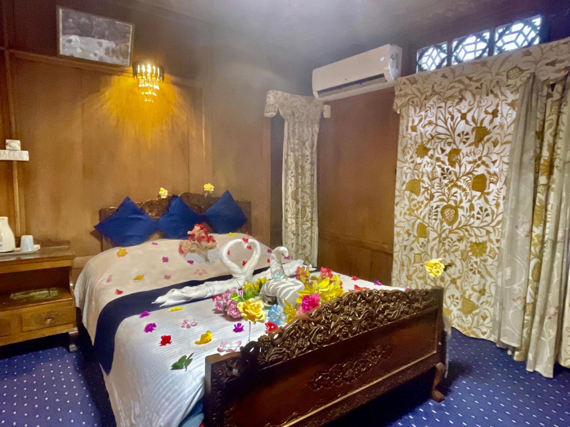 New Sea Palace Houseboats Srinagar  Exterior photo