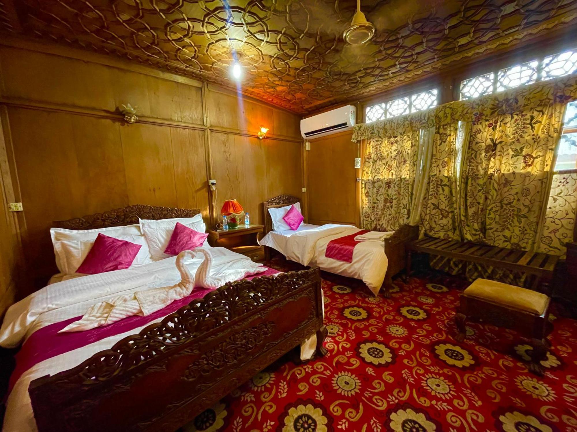 New Sea Palace Houseboats Srinagar  Exterior photo