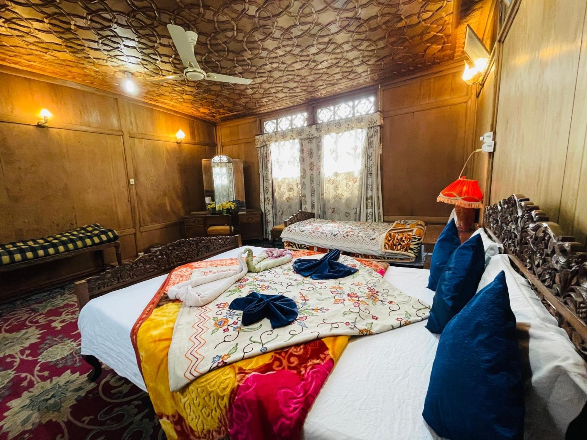 New Sea Palace Houseboats Srinagar  Exterior photo