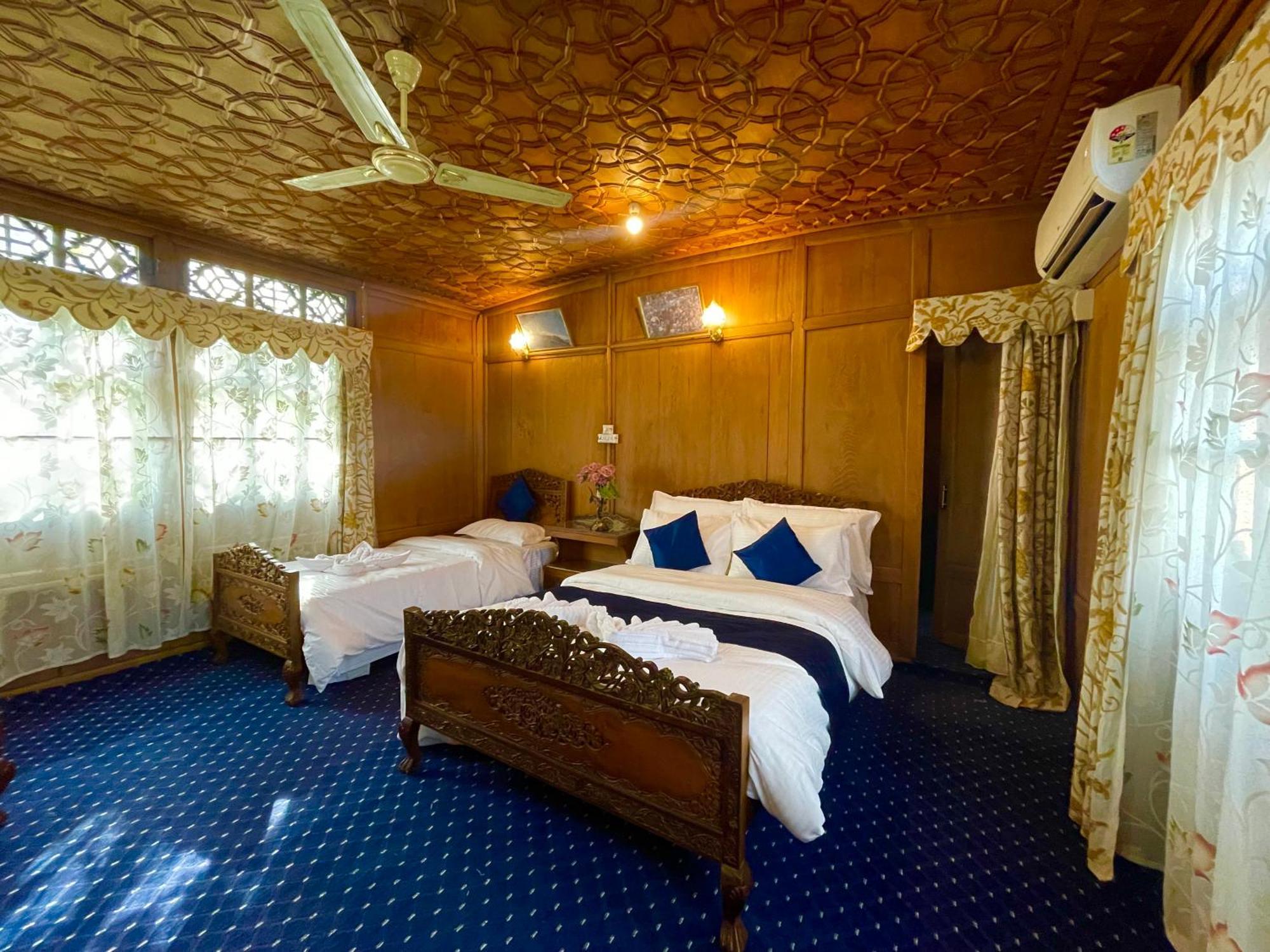 New Sea Palace Houseboats Srinagar  Exterior photo