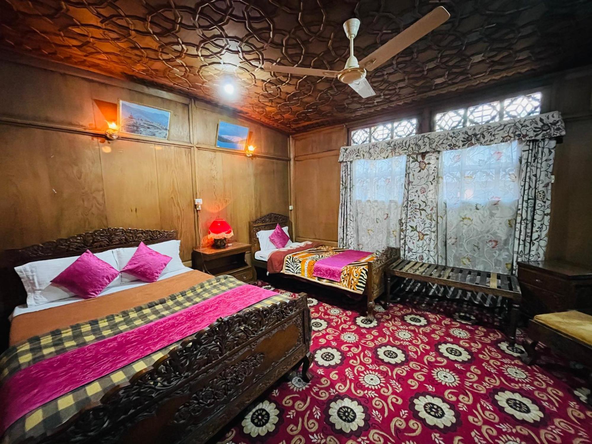 New Sea Palace Houseboats Srinagar  Exterior photo