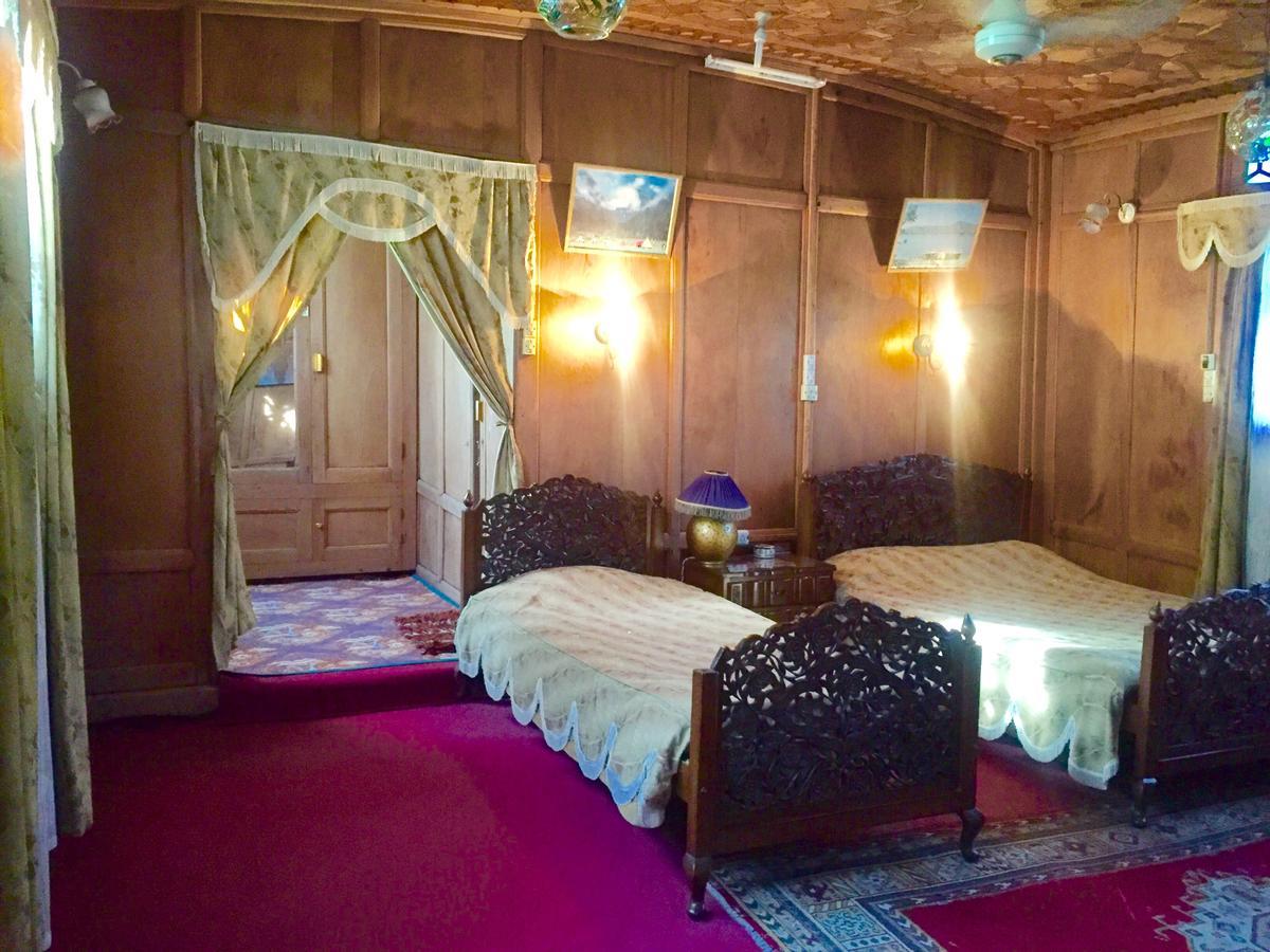 New Sea Palace Houseboats Srinagar  Exterior photo