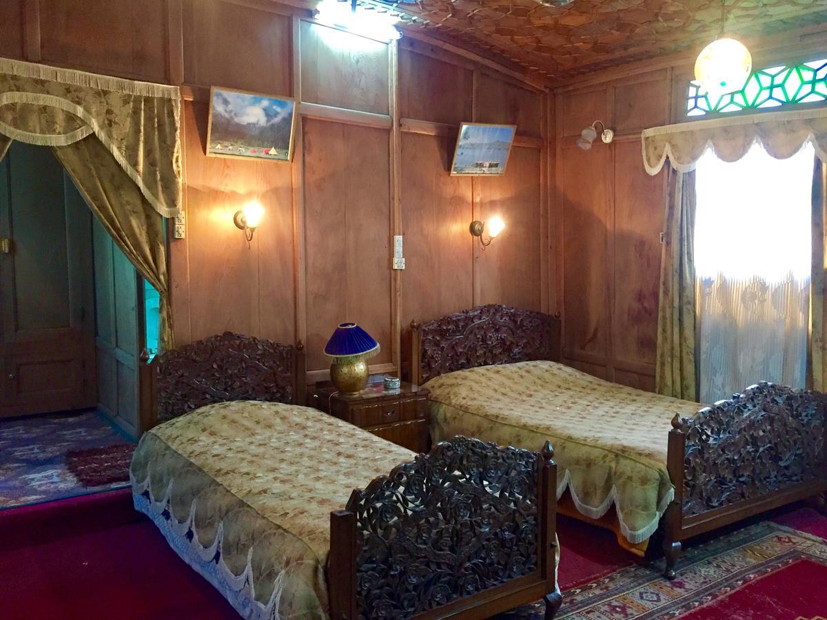 New Sea Palace Houseboats Srinagar  Exterior photo