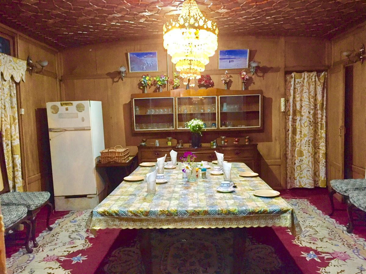 New Sea Palace Houseboats Srinagar  Exterior photo