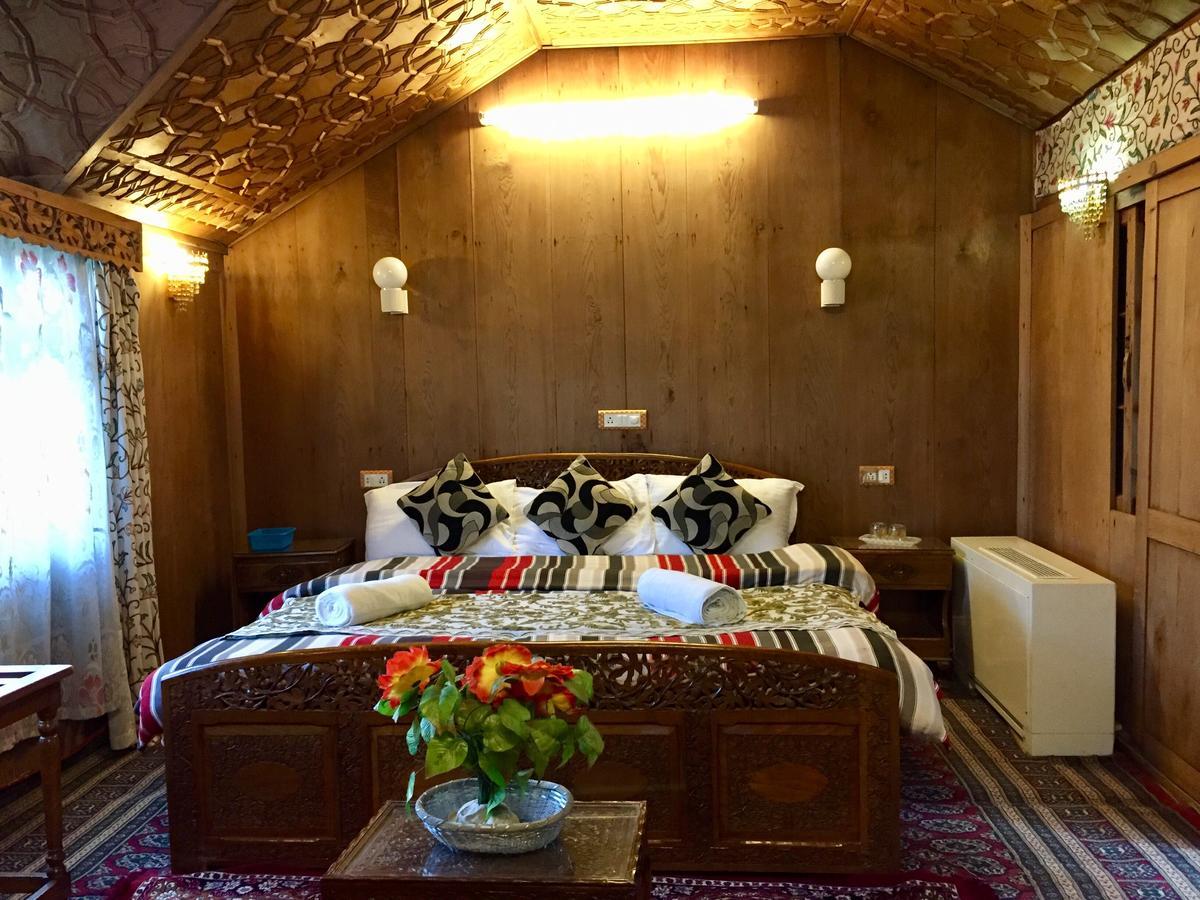 New Sea Palace Houseboats Srinagar  Exterior photo