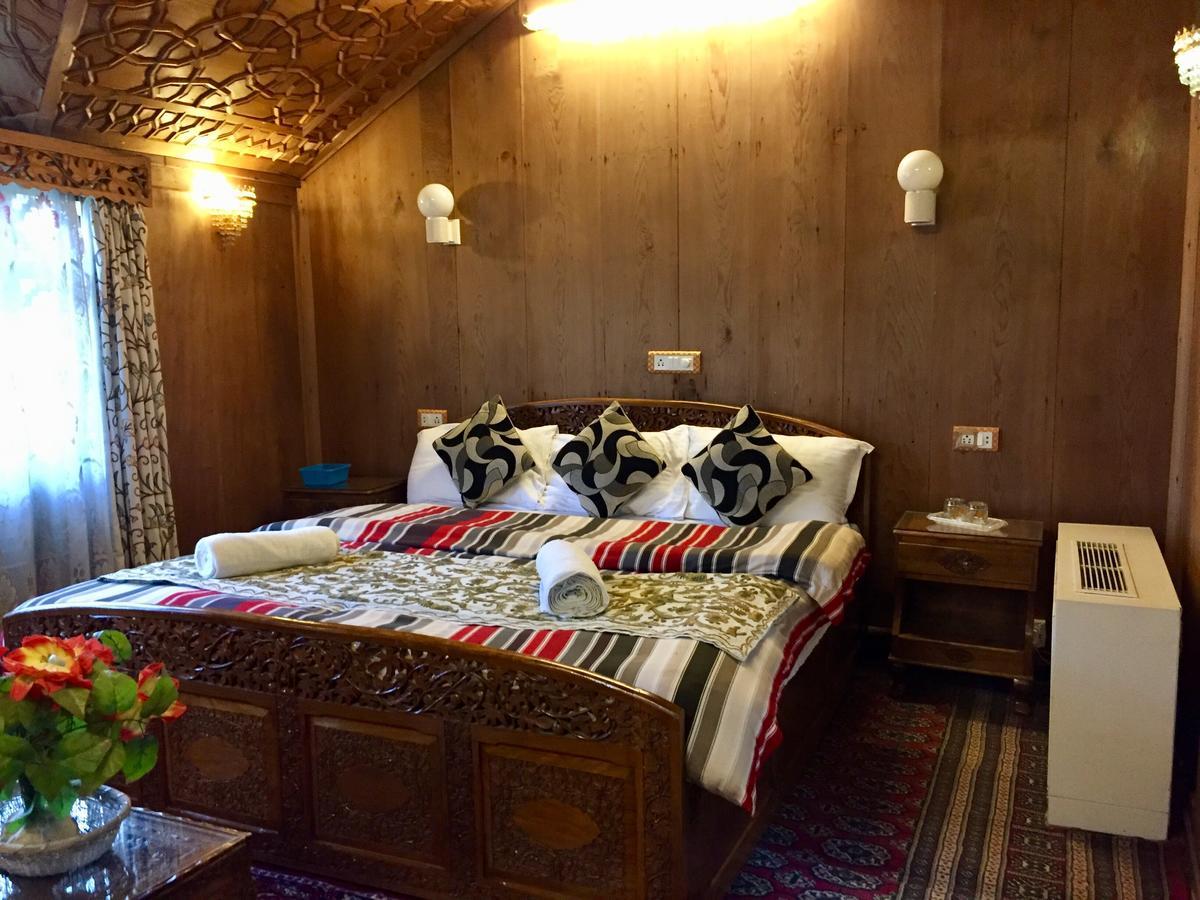 New Sea Palace Houseboats Srinagar  Exterior photo