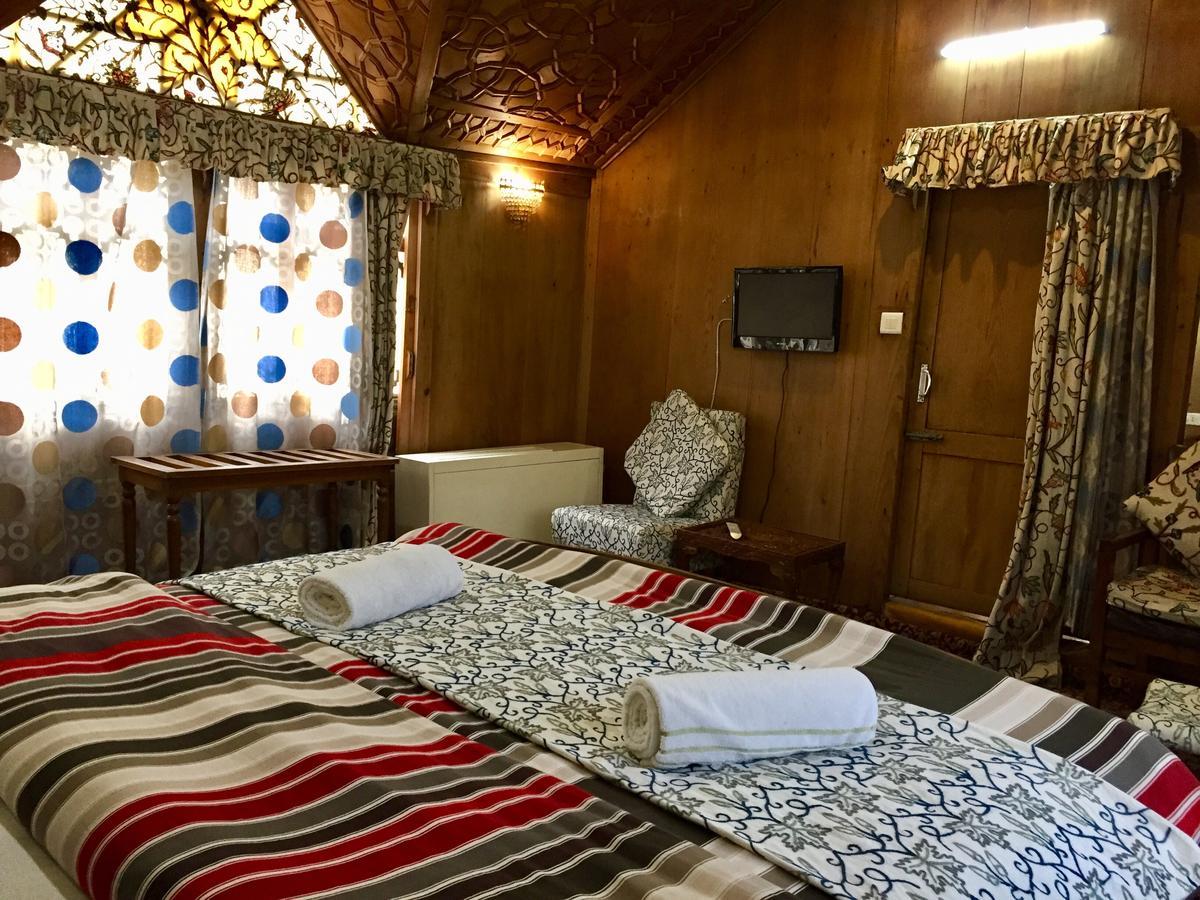 New Sea Palace Houseboats Srinagar  Exterior photo