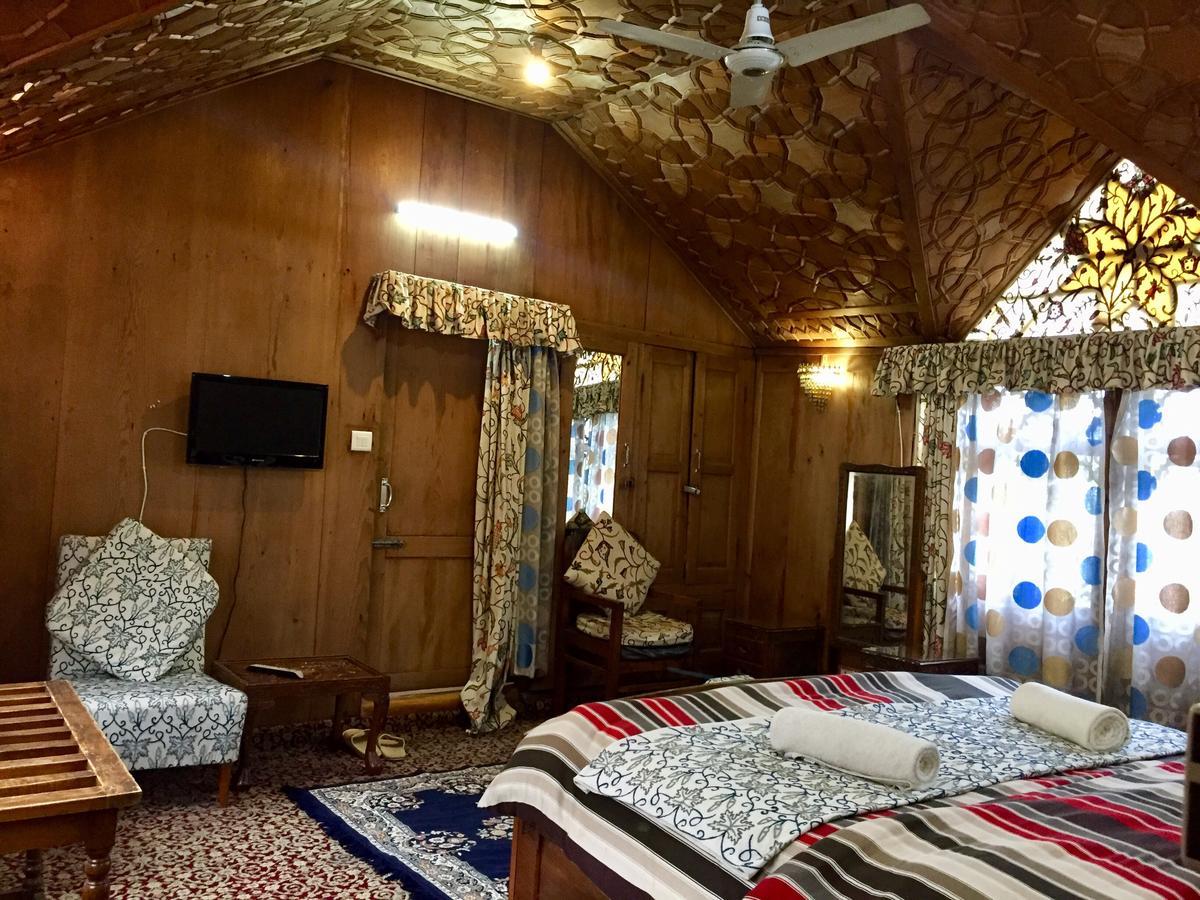 New Sea Palace Houseboats Srinagar  Exterior photo