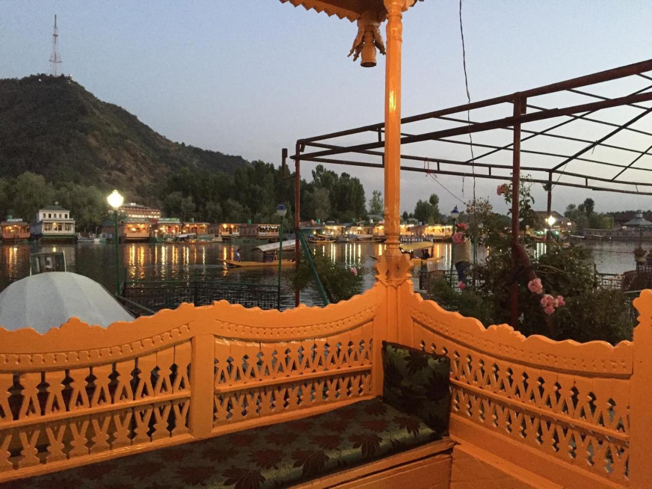 New Sea Palace Houseboats Srinagar  Exterior photo